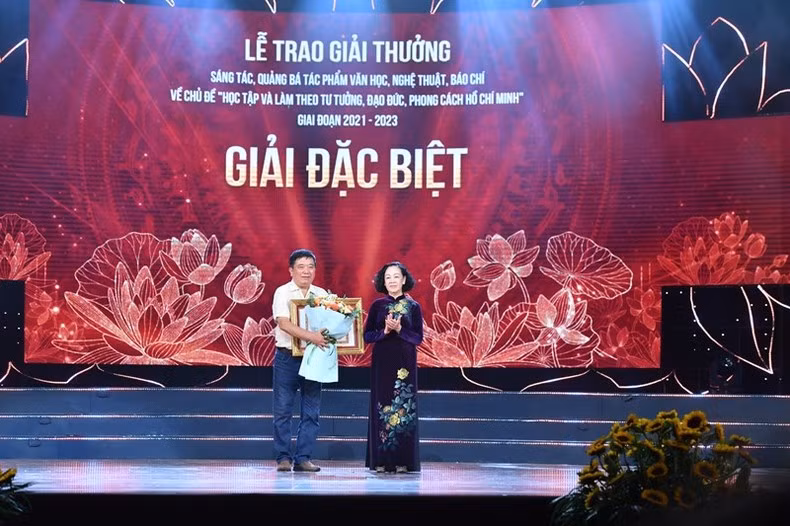 Đồng Trương Thị Mai, Ủy viên Bộ Chính trị, Thường trực Ban Bí thư, Trưởng Ban Tổ chức Trung ương trao giải đặc biệt cho đại diện Nhóm tác giả Bức tranh Panorama Chiến thắng lịch sử Điện Biên Phủ.