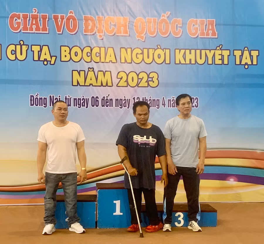 VĐV Nguyễn Văn thành (bìa trái) trên bục nhận huy chương. Ảnh: Hà Phương