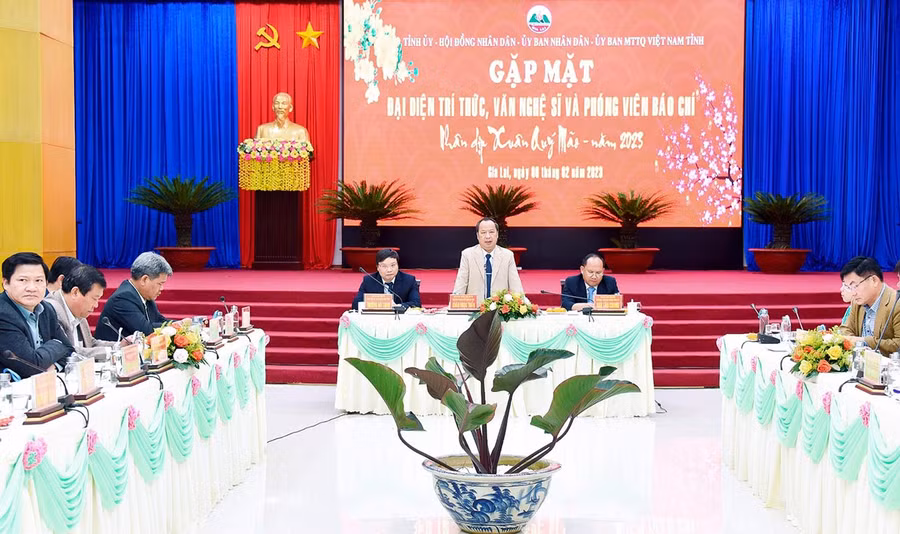Các đồng chí Thường trực Tỉnh ủy chủ trì buổi gặp mặt. Ảnh: Đức Thụy Các đồng chí Thường trực Tỉnh ủy chủ trì buổi gặp mặt. Ảnh: Đức Thụy
