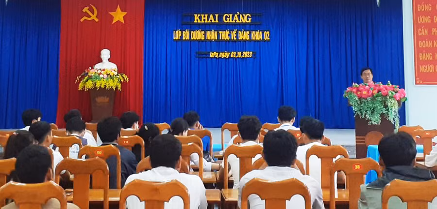 Quang cảnh lớp bồi dưỡng nhận thức về Đảng. Ảnh: Huỳnh Thúy Quang cảnh lớp bồi dưỡng nhận thức về Đảng. Ảnh: Huỳnh Thúy