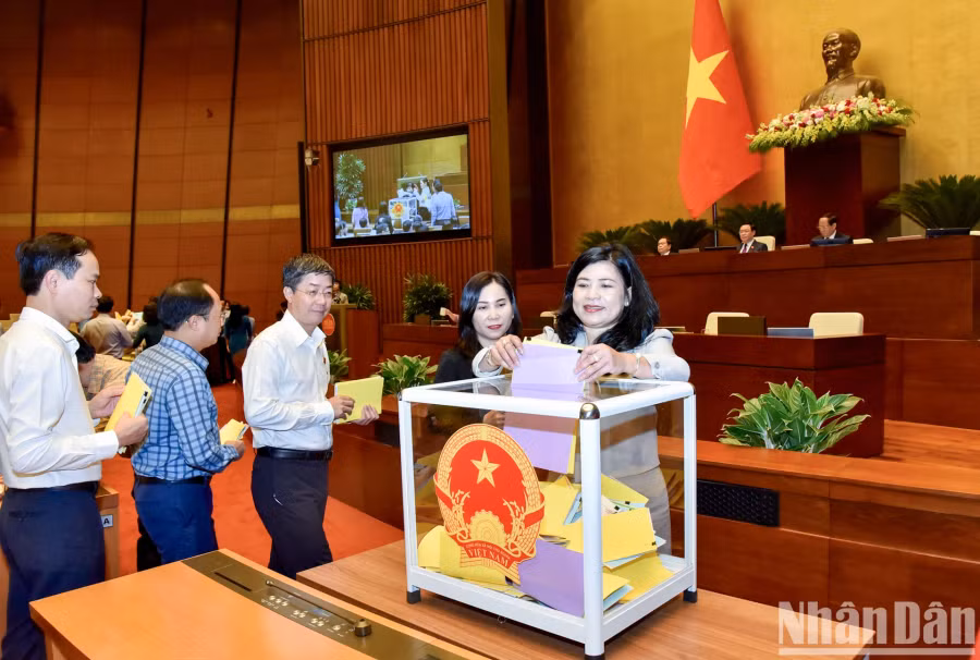 Các đại biểu Quốc hội bỏ phiếu kín đánh giá tín nhiệm 44 chức danh do Quốc hội bầu hoặc phê chuẩn. (Ảnh: DUY LINH)
