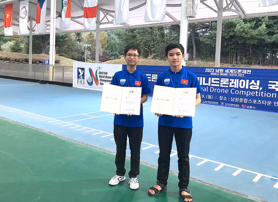 Em Võ Đăng Tuệ (bìa phải) và người bạn cùng lớp Nguyễn Minh Hiếu (Trường THPT Chi Lăng) đã đạt khuyến khích và giải ba tại Cuộc thi lập trình Drone quốc tế FAI 2023 (ảnh nhân vật cung cấp).
