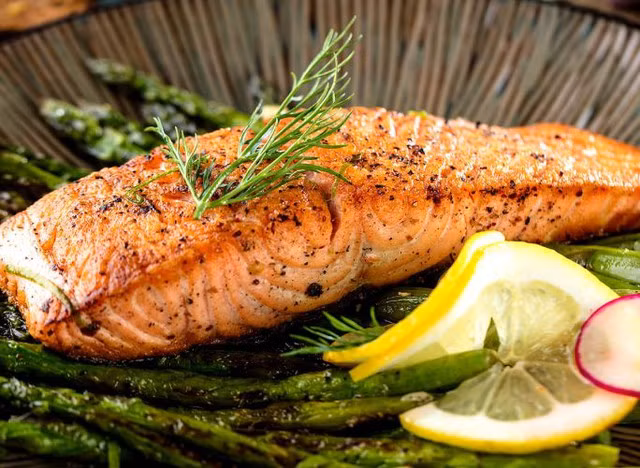 Omega-3 có trong các loại cá béo như cá hồi (ảnh), cá ngừ và cá thu... Ảnh: SHUTTERSTOCK