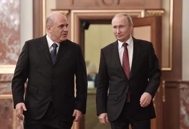 Thủ tướng Mikhail Mishustin và Tổng thống Vladimir Putin hồi năm 2020