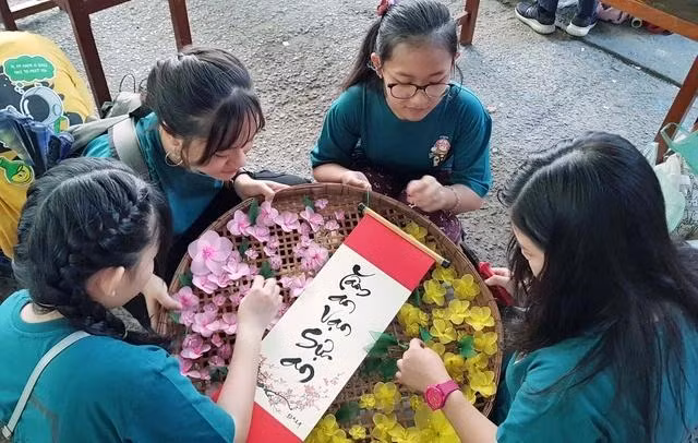 Học sinh tham gia hoạt động mừng xuân trước kỳ nghỉ tết. Ảnh:L.T