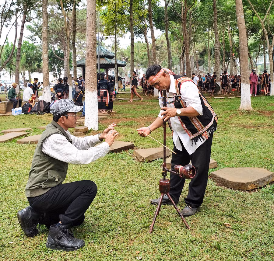 Du khách thích thú trước hình ảnh nghệ nhân Tây Nguyên chơi đàn nhị (đàn cò). Ảnh: Minh Châu Du khách thích thú trước hình ảnh nghệ nhân Tây Nguyên chơi đàn nhị (đàn cò). Ảnh: Minh Châu