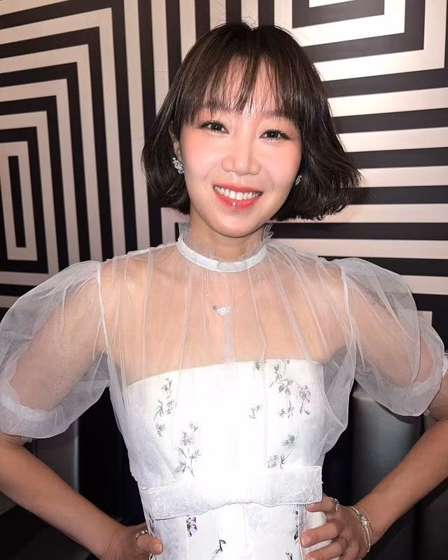 Mới đây, trên trang mạng xã hội hơn 3 triệu người theo dõi, Gong Hyo Jin đã tiết lộ kiểu tóc mới nhất của mình đến với người hâm mộ. Sau khi kết hôn, nữ diễn viên ngày càng được khen ngợi về nhan sắc trẻ trung cùng gu thời trang nâng tầm theo năm tháng với việc tự tin cắt phăng đi mái tóc dài và biến hóa cùng mái tóc ngắn được uốn xoăn theo phong cách cổ điển Mới đây, trên trang mạng xã hội hơn 3 triệu người theo dõi, Gong Hyo Jin đã tiết lộ kiểu tóc mới nhất của mình đến với người hâm mộ. Sau khi kết hôn, nữ diễn viên ngày càng được khen ngợi về nhan sắc trẻ trung cùng gu thời trang nâng tầm theo năm tháng với việc tự tin cắt phăng đi mái tóc dài và biến hóa cùng mái tóc ngắn được uốn xoăn theo phong cách cổ điển