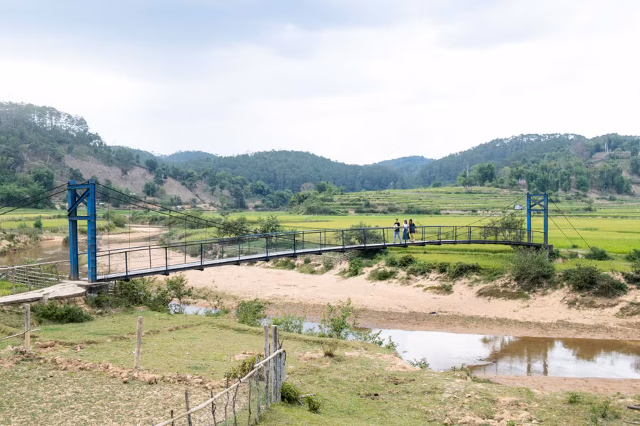 Thôn có 3 cây cầu treo bắc qua suối Nước Long, gồm Kon Doa, Y Bây và Kon Péc.