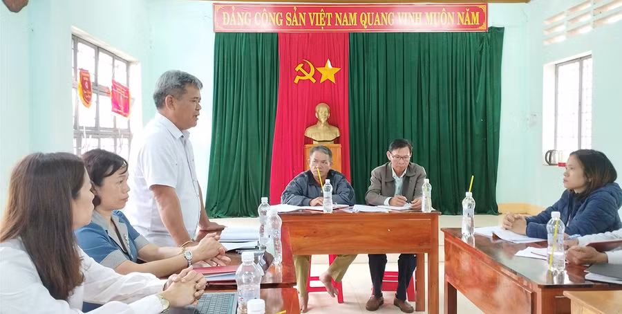 Chủ tịch Ủy ban MTTQ Việt Nam tỉnh Hồ Văn Điềm phát biểu tại buổi sinh hoạt Chi bộ làng Brếp. Ảnh: Lê Đại