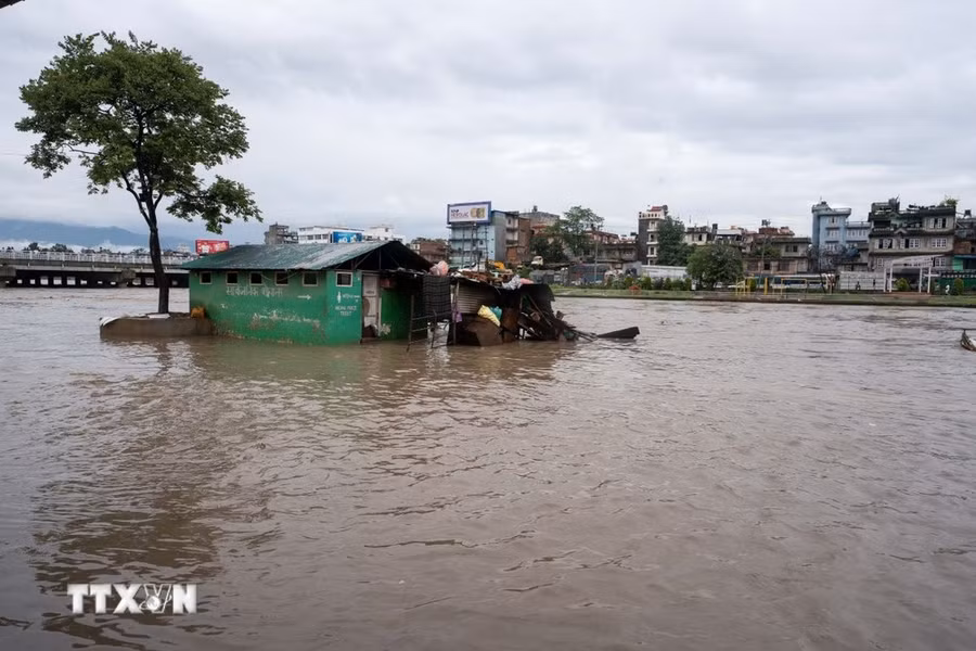 Cảnh ngập lụt sau những trận mưa lớn tại Nepal. (Ảnh: THX/TTXVN)