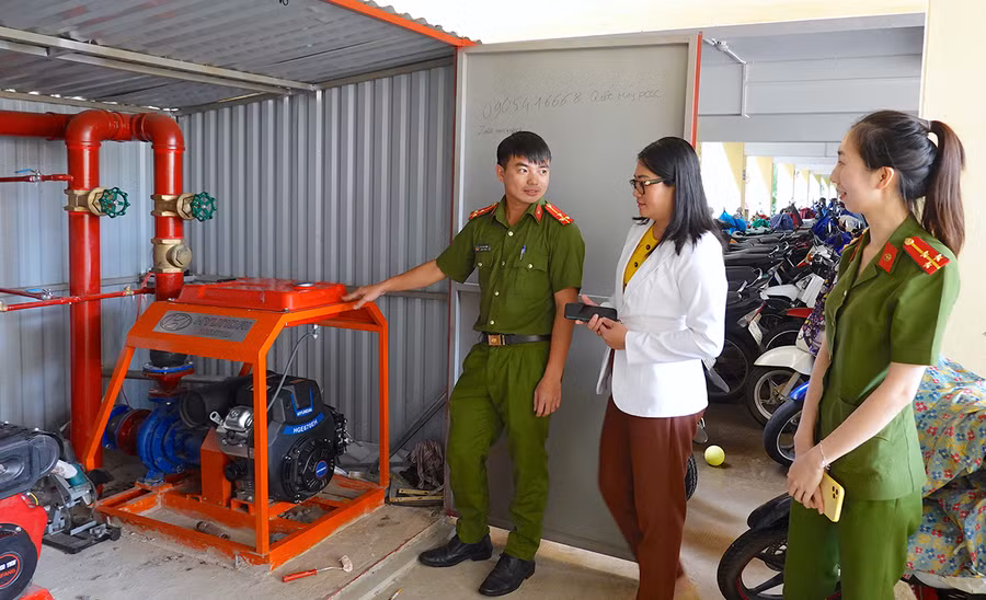 Lực lượng chức năng kiểm tra hệ thống phòng cháy-chữa cháy tại điểm thi Trường THPT Phan Bội Châu (TP. Pleiku). Ảnh: Mộc Trà