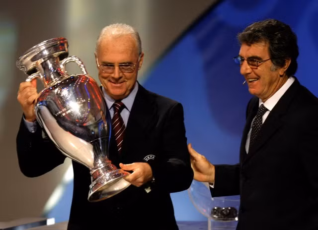 Ông Beckenbauer và cựu thủ môn Ý Dino Zoff trong lễ bốc thăm VCK Euro 2008, vào cuối năm 2007