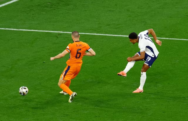 Ollie Watkins đối mặt cùng Stefan de Vrij Ollie Watkins đối mặt cùng Stefan de Vrij
