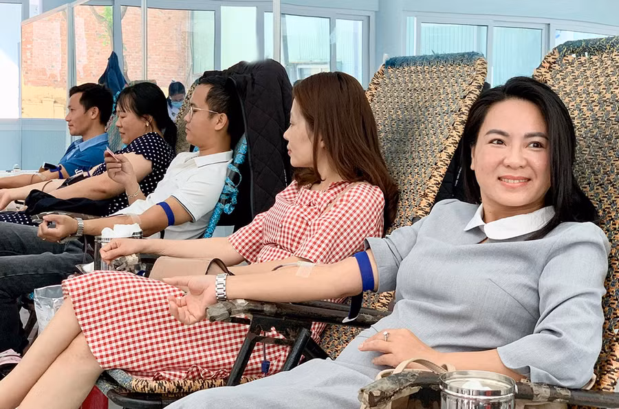 Thạc sĩ Đỗ Thị Thu Hà (bìa phải)-Trưởng phòng Tổ chức Hành chính Quản trị (Bệnh viện Nhi tỉnh) có gần 20 lần hiến máu tình nguyện, trong đó có nhiều lần hiến máu khẩn cấp. Ảnh: N.N