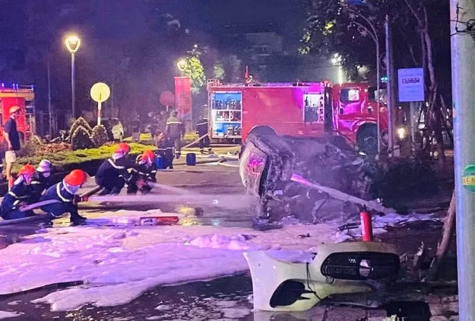 Xe Mercedes chở 6 người đâm vào bùng binh rồi bốc cháy dữ dội - Ảnh 1. Hiện trường vụ tai nạn