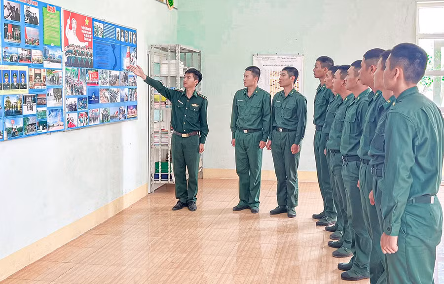 Trung úy Nguyên đang giới thiệu về truyền thống anh hùng của Bộ đội Biên phòng Việt Nam với chiến sĩ của Trung đội. Ảnh: Anh Huy