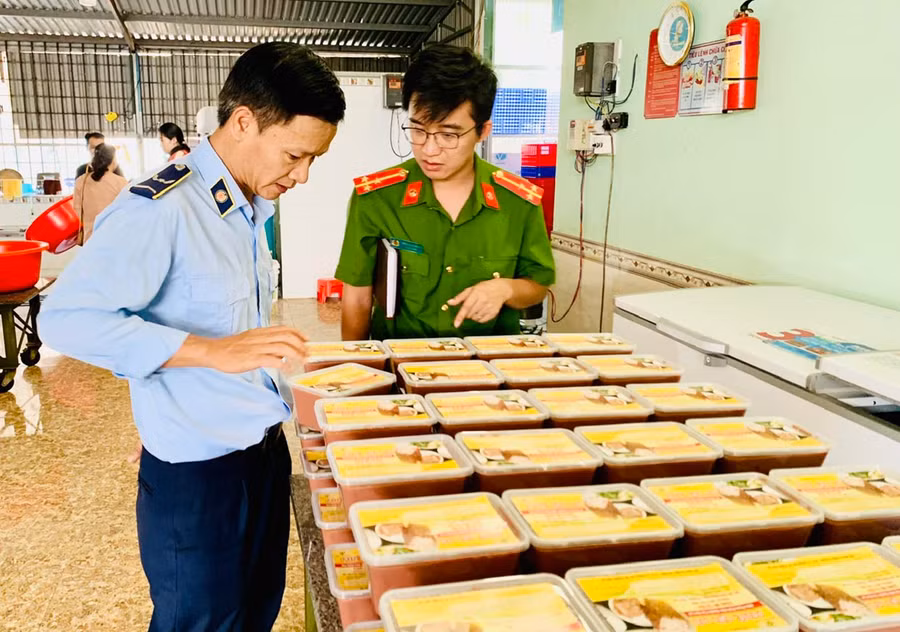 Đoàn kiểm tra liên ngành của tỉnh kiểm tra tại cơ sở sản xuất pate, nước tương, chà bông (địa chỉ hẻm 34 Mạc Thị Bưởi, tổ 8, phường Thắng Lợi, TP. Pleiku). Ảnh: N.N