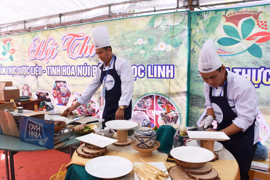Các đội chế biến món thi. Ảnh: PN Các đội chế biến món thi. Ảnh: PN