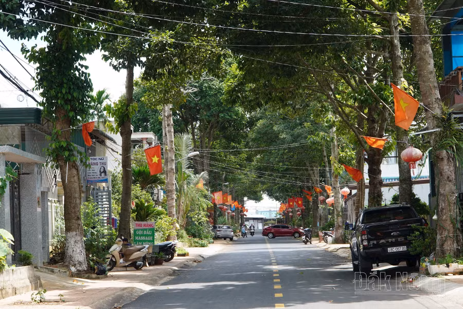 Mỗi dịp lễ, tết, người dân thị trấn Đắk Mil, huyện Đắk Mil, Đắk Nông đồng loạt treo cờ Tổ quốc để thêm tự hào về truyền thống dân tộc, giá trị của hòa bình, độc lập.