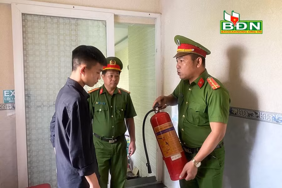 Lực lượng chức năng kiểm tra bình chữa cháy của một quán karaoke trên địa bàn Đắk R'lấp, tỉnh Đắk Nông. Ảnh: baodaknong.vn
