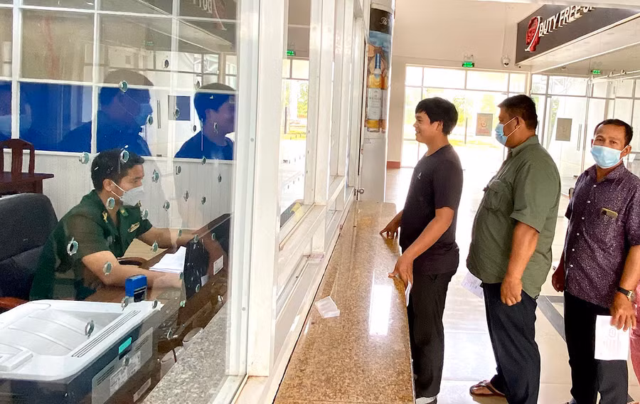 Người dân đang làm thủ tục xuất nhập cảnh tại Cửa khẩu Quốc tế Lệ Thanh. Ảnh: Hà Duy