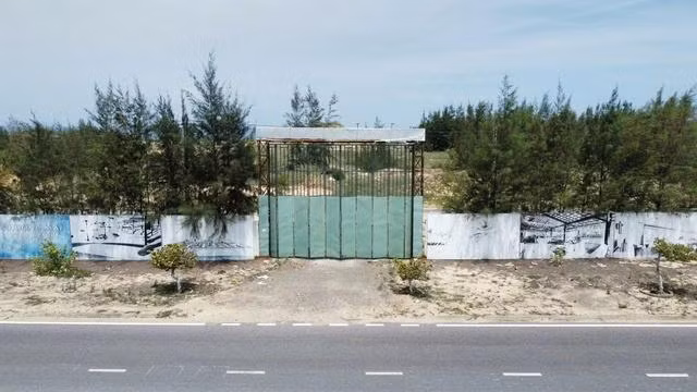 Cổng vào dự án khu du lịch Phương Mai Bay thường xuyên đóng. ẢNH: THANH QUÂN Cổng vào dự án khu du lịch Phương Mai Bay thường xuyên đóng. ẢNH: THANH QUÂN