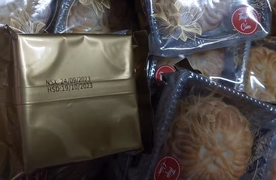 Đà Nẵng: Phát hiện lô bánh trung thu ghi ngày sản xuất trước ngày bán - Ảnh 3. Thời điểm kiểm tra là 20-9 nhưng bao bì ghi ngày sản xuất là 24-9