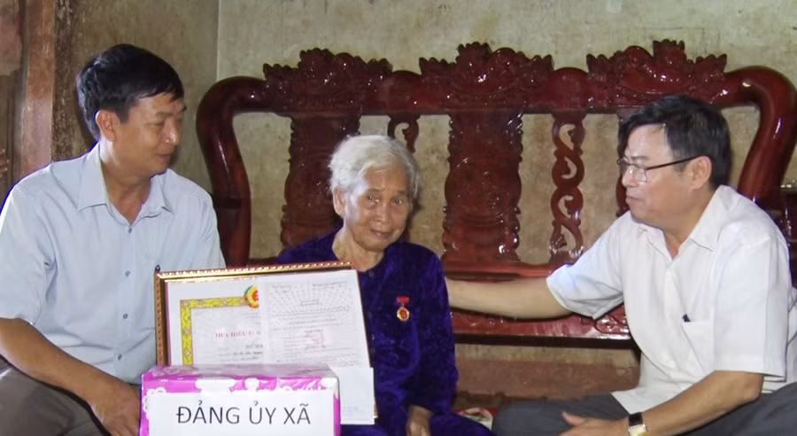 Bí thư Huyện ủy Đức Cơ Phạm Văn Cường ( bìa phải) trao Huy hiệu Đảng cho đảng viên Rơ Mah H'Bluih. Ảnh: Lê Văn Châu