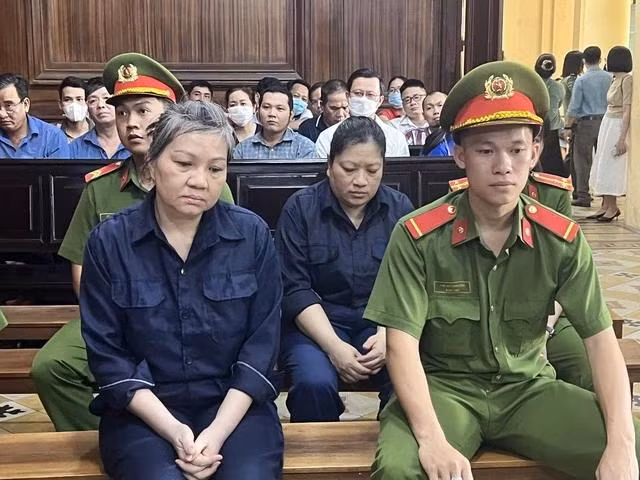 Bị cáo Võ Thị Phượng và Trần Thị Thùy Trang (trái) tại phiên tòa. Ảnh: PHAN THƯƠNG