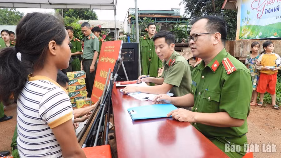 Người dân đến giao nộp vũ khí, vật liệu nổ. Người dân đến giao nộp vũ khí, vật liệu nổ.