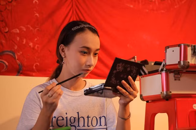 Diễm Hằng trang điểm trước buổi diễn. Ảnh: NVCC