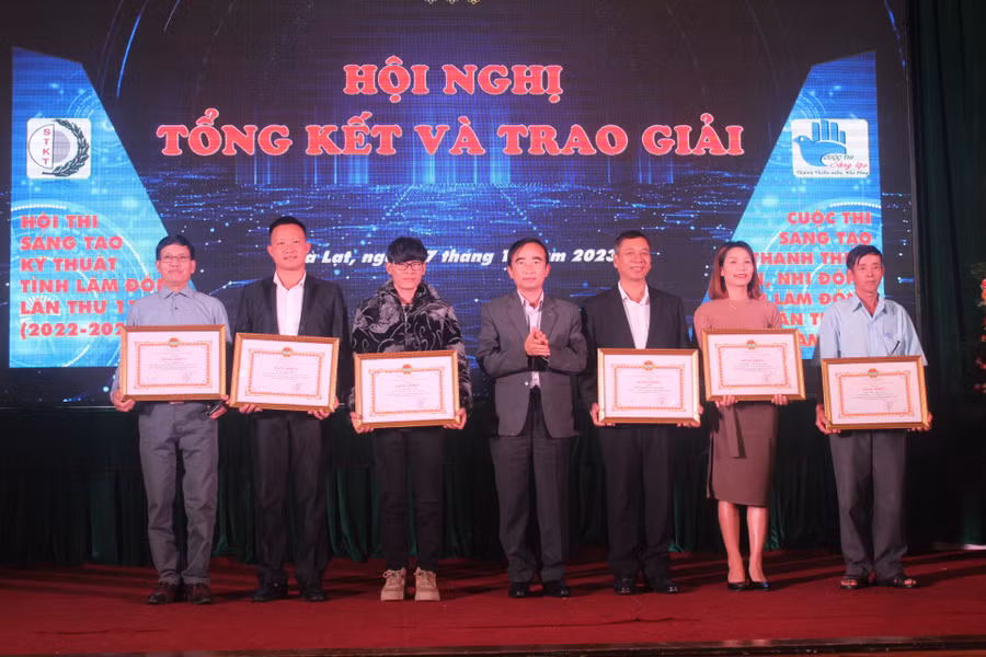 Tặng Bằng khen của Hội Nông dân tỉnh cho các hội viên nông dân xuất sắc đoạt giải Hội thi