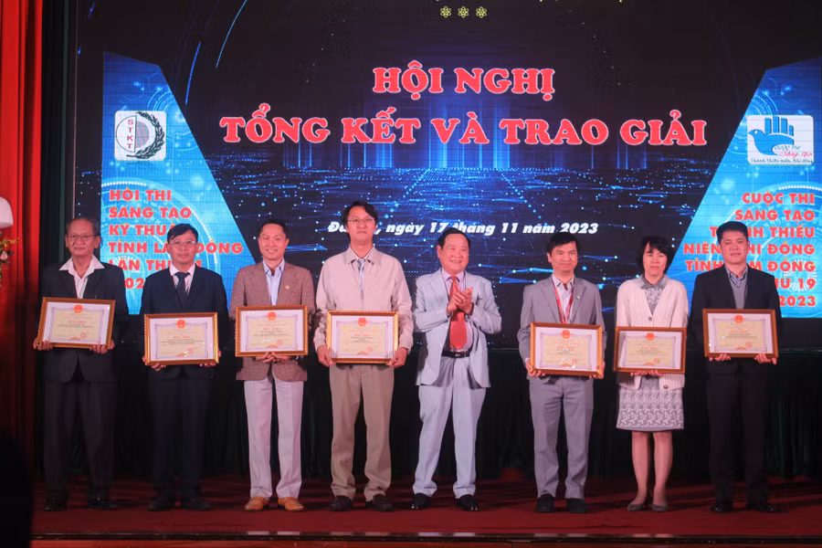 Tặng Bằng khen của UBND tỉnh cho các tác giả có giải pháp đoạt giải nhất, giải nhì Hội thi