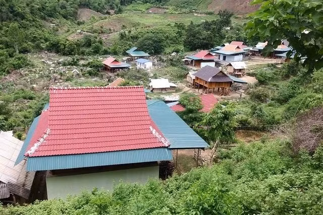 Một góc bản Bình Sơn 2, xã Tà Cạ, H.Kỳ Sơn. Ảnh K.HOAN