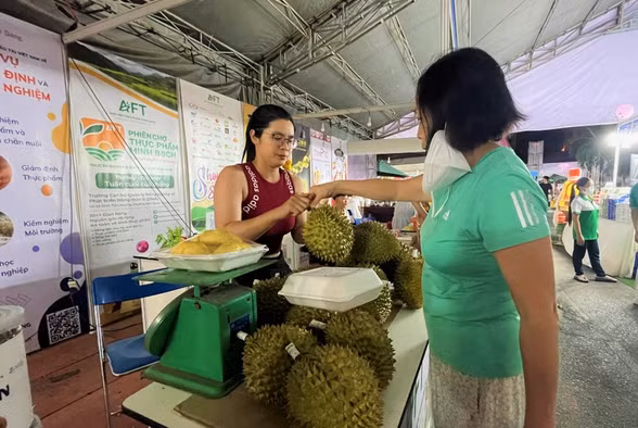 Sầu riêng được bán 120.000 đồng/kg tại Hội chợ khuyến mãi Shopping Season 2023. ẢNH: TÚ UYÊN Sầu riêng được bán 120.000 đồng/kg tại Hội chợ khuyến mãi Shopping Season 2023. ẢNH: TÚ UYÊN