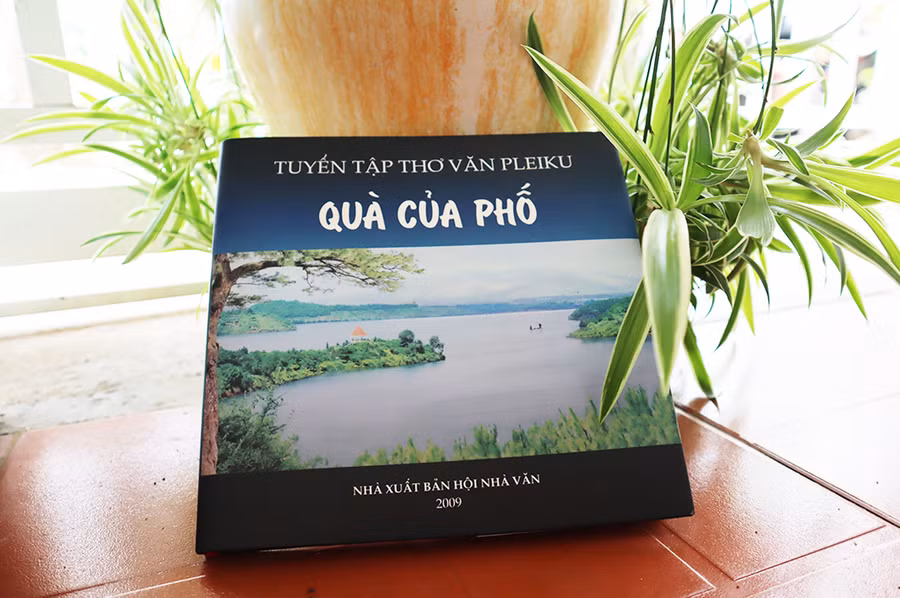 Bìa tuyển tập thơ văn Pleiku “Quà của phố”. Ảnh: V.C.H