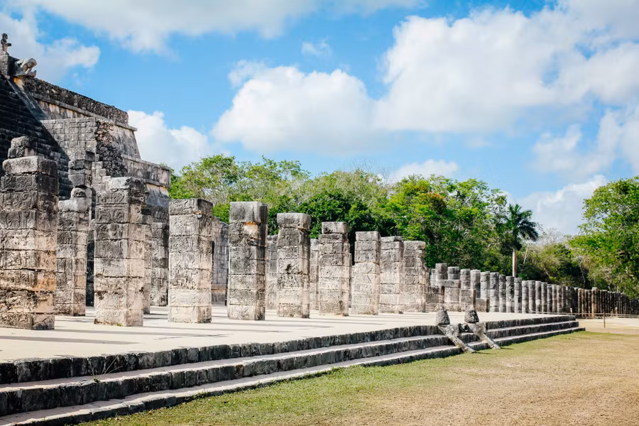Đến Chichen Itza, du khách không thể bỏ qua Great Ball Court - không gian thể thao của người Maya cổ đại. Vượt ngoài không gian thể thao thuần túy, Great Ball Court còn mang ý nghĩa về mặt tôn giáo và chính trị. Người chơi phải dùng hông, đầu gối hay khuỷu tay để đưa một quả bóng cao su đặc qua một vòng tròn bằng đá treo trên cao. Ảnh: MINH ĐỨC