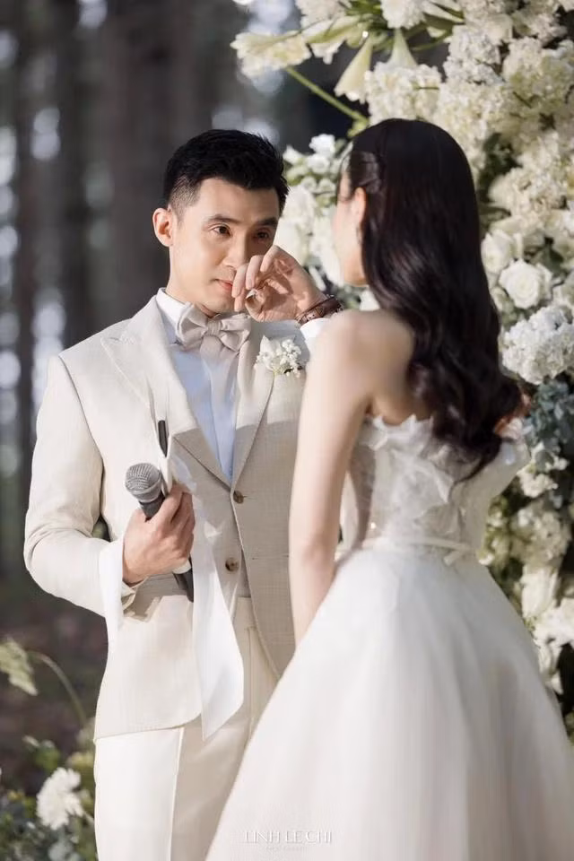 Thiếu gia Nhựa Duy Tân rơi nước mắt khi bày tỏ tình cảm dành cho Midu.
