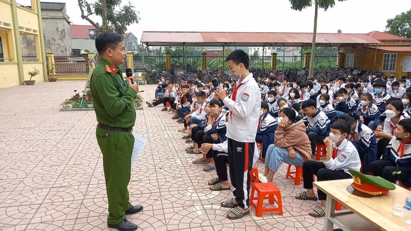 Tuyên truyền phổ biến giáo dục pháp luật về phòng chống bạo lực học đường và văn hóa ứng xử trên không gian mạng cho các em học sinh tại Trường THCS Hợp Ðức, huyện Tân Yên (Bắc Giang).