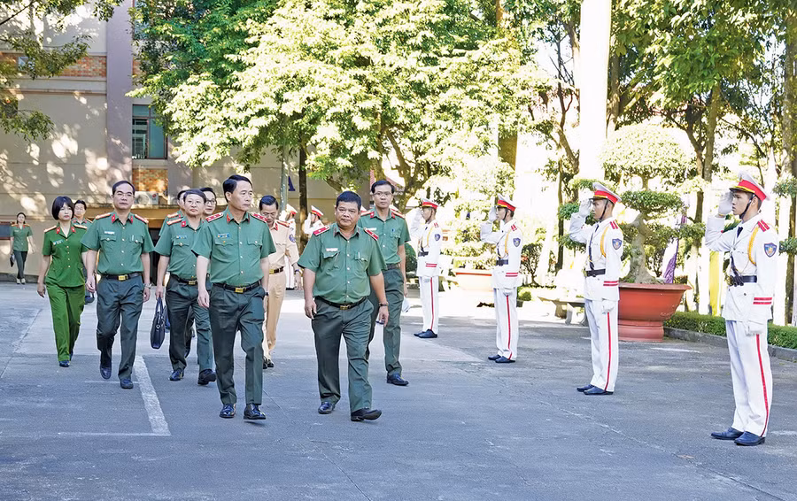 Trung tướng Lê Quốc Hùng-Thứ trưởng Bộ Công an (đi trước, bên trái) đến làm việc tại Công an tỉnh Gia Lai. Ảnh: Thúy Trinh