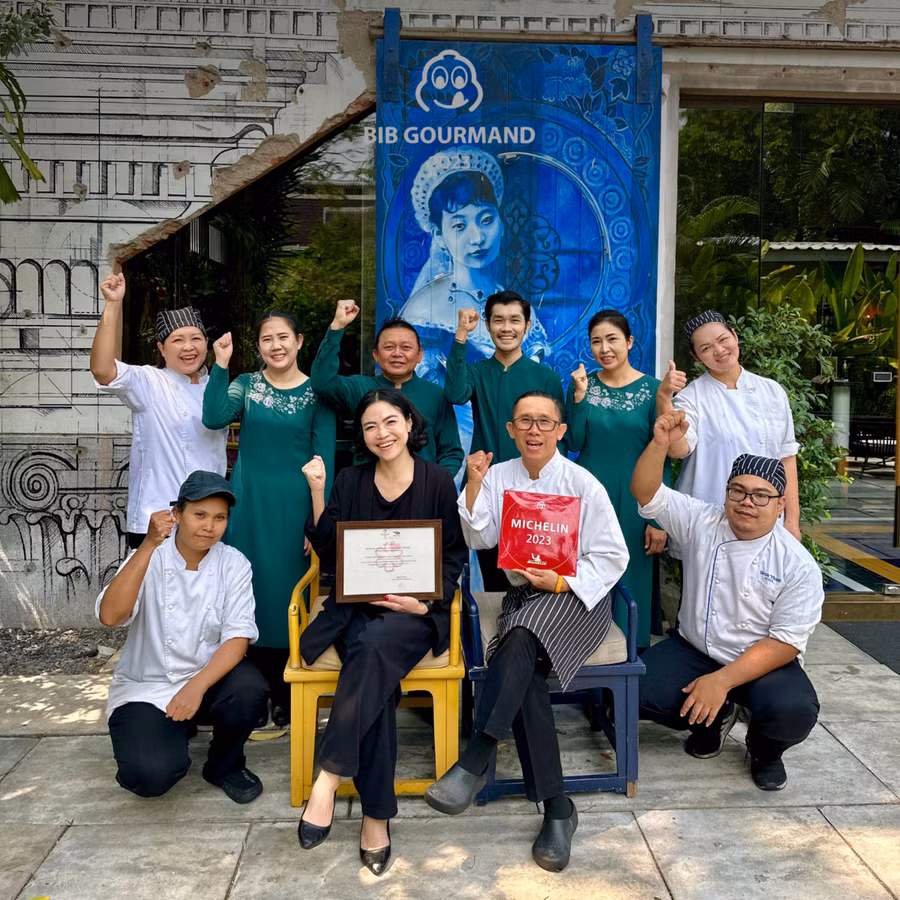Đầu bếp và nhân viên nhà hàng đón nhận Michelin ở hạng mục Bib Gourmand 2023. Ảnh: THIEN DUONG