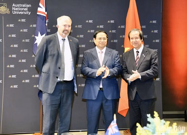 Thủ tướng Phạm Minh Chính chụp ảnh lưu niệm với Bộ trưởng Giáo dục Australia Anthony Chisholm, Bộ trưởng Giáo dục và Đào tạo Nguyễn Kim Sơn.