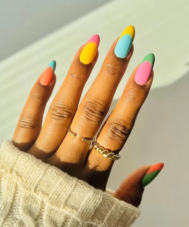 Một ý tưởng hay ho khác là kết hợp nail nhiều màu với kỹ thuật vẽ móng ngược, hay còn gọi là vẽ móng kiểu Pháp. Nghĩa là, bạn sẽ sử dụng những gam màu sặc sỡ, tương phản với nhau để đánh riêng biệt ở phần đầu và thân móng.