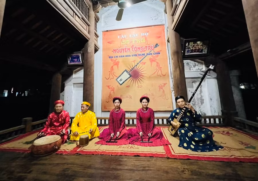 Các nghệ nhân biểu diễn ca Trù ở khu di tích Nguyễn Công Trứ. (Ảnh: Mai Mai/Vietnam+)