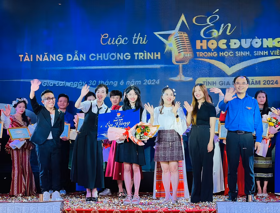 Ban tổ chức trao giải Én vàng cho thí sinh Đào Bích Ngân. Ảnh: M.N