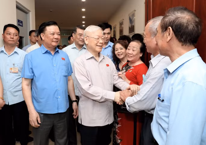 Tổng Bí thư Nguyễn Phú Trọng với các cử tri.