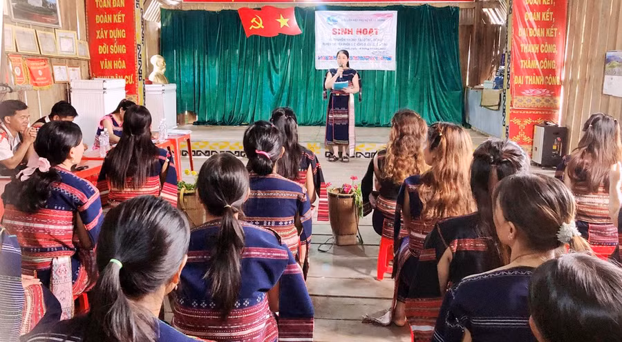 Một buổi sinh hoạt của thành viên mô hình “Địa chỉ tin cậy” ở làng Bút, xã An Thành, huyện Đak Pơ. Ảnh: T.D