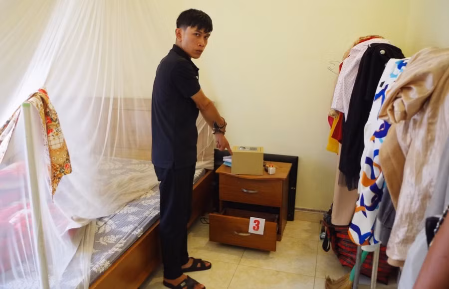 Nguyễn Văn Nam chỉ nơi đột nhập vào nhà nghỉ trộm cắp tiền, vàng các loại. Nguyễn Văn Nam chỉ nơi đột nhập vào nhà nghỉ trộm cắp tiền, vàng các loại.