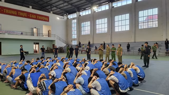 Các đối tượng bị lực lượng chức năng khống chế Các đối tượng bị lực lượng chức năng khống chế