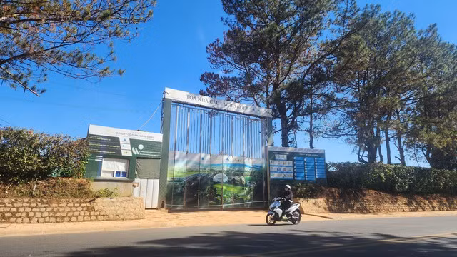 Công ty CP Hoàng Gia ĐL ngưng thi công công trình tòa nhà câu lạc bộ golf Đà Lạt. Ảnh: LÂM VIÊN